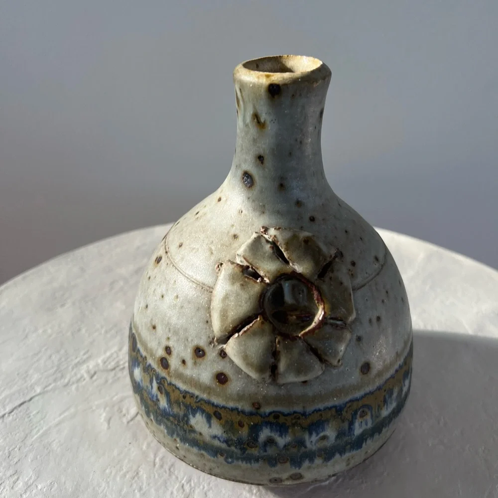 STUNNING MID-CENTURY HANDMADE SIGNED STUDIO POTTERY GREY‎ W/ SPECKLED BROWN